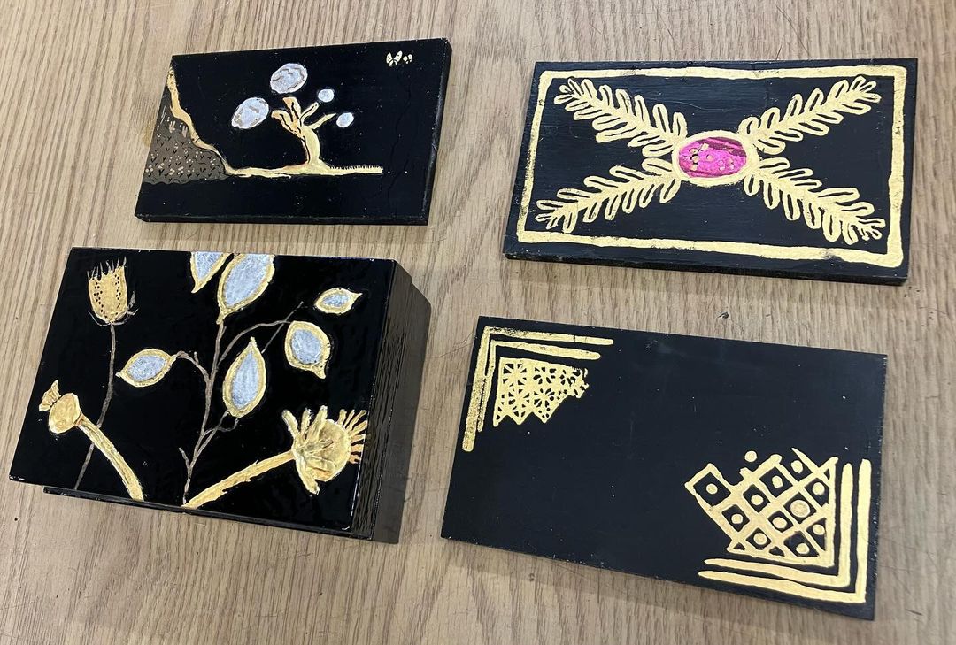 Bravo @jessamyharveymakes 👏

#Repost "Results from #japanning course #schoolofstuff with Simon Hawkins and great fellow students. #lacquerware #gilding #botanicalart @schoolofstuff"