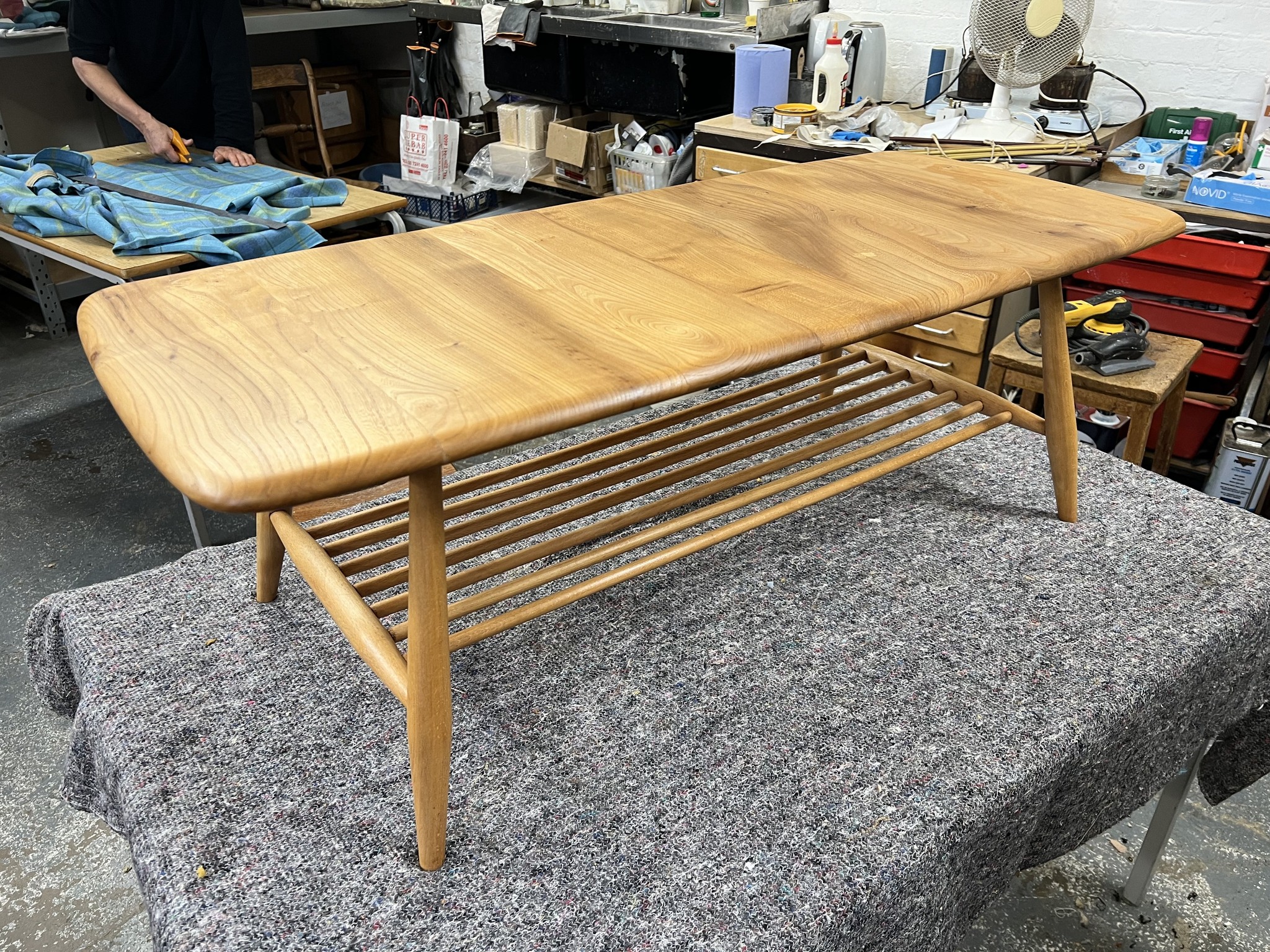 Bravo to Dan @citzdan for bringing this Ercol coffee table back to its former glory ☕

Swipe for a before snap. 

Our autumn term courses start next week. Have a look at the website, see if there’s something you fancy.
.
.
.
.
.
#schoolofstuff #ercol #craftcourses #furnituremaker #adulteducation #courseideas #londoncreatives #londoncreative #furnituremaking #dalston #eastlondon #upholstery #modernupholstery #traditionalupholstery #furniturerestoration  #restoration #craftcourse